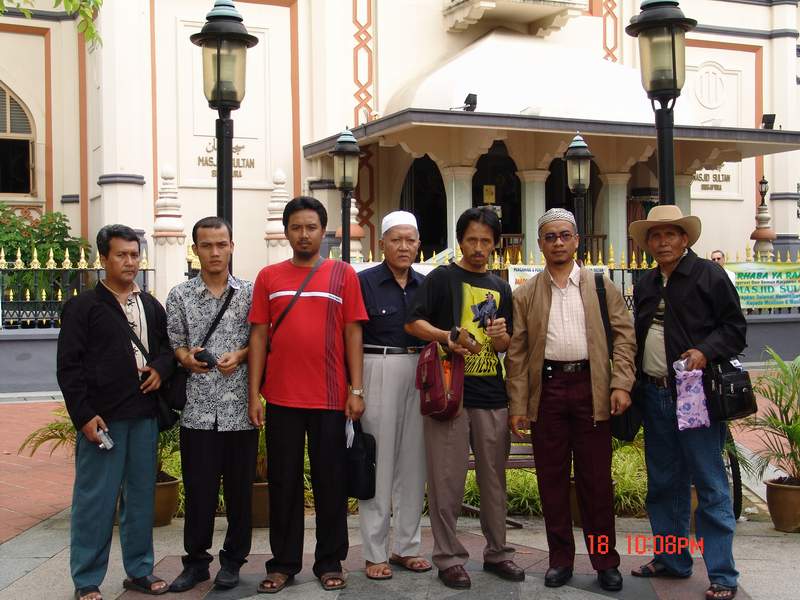 (Kedua dari kanan, jaket coklat), Ust. H. Isyroqunnajah, M.Ag, sekretaris Yayasan Nurul Huda, kandidat doktor di IAIN Sunan Ampel Surabaya, ketika berkunjung di Singapura