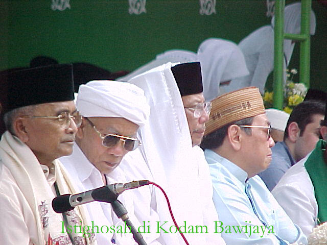 (Kedua dari kiri, berkacamata gelap) Pengasuh PP Nurul Huda, KH. A. Masduqi Machfudz, berdampingan dengan Ketua Umum PBNU KH. Hasyim Muzadi dan Abdurrahman Wahid (Gus Dur) pada Istighatsah Akbar PWNU Jawa Timur di Lapangan Kodam V Brawijaya, Surabaya, 2002