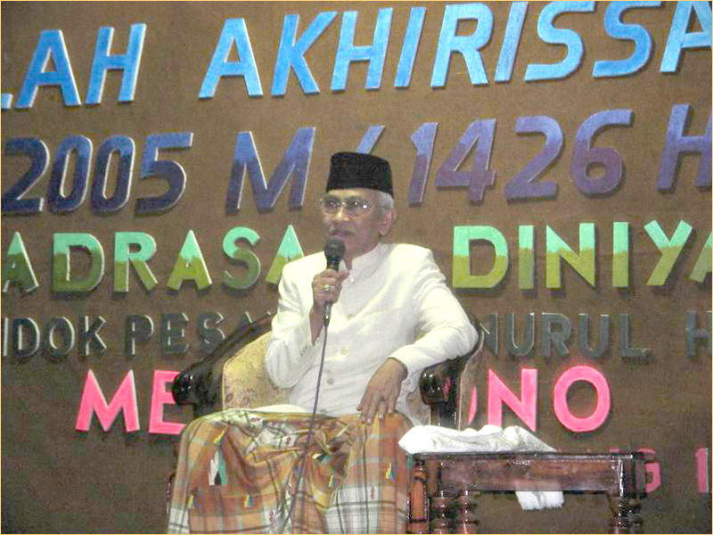 KH. Mustofa Bisri (Gus Mus), budayawan nasional ketika memberikan mauidzoh hasanah pada akhirussanah pondok pesantren tanggal 17 Juli 2005